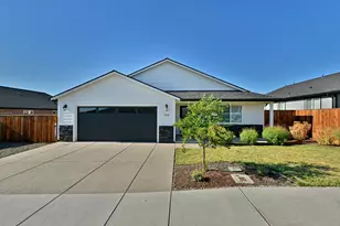 700 Nottingham Terrace, Eagle Point, OR 97524 - Photo 1