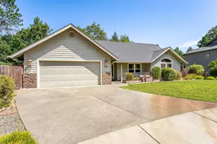 214 SE Sapphire Ct, Grants Pass, OR 97527 - Photo 3