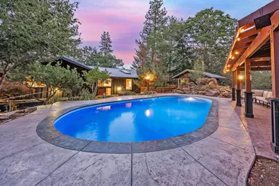 1065 S Shasta Avenue, Eagle Point, OR 97524 - Photo 1