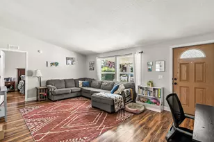 633 E Archwood Dr, Eagle Point, OR 97524 - Photo 3