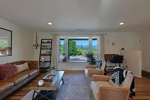 2027 Fairlane Dr, Medford, OR 97501 - Photo 5