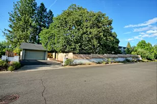 2233 Oakwood Dr, Medford, OR 97504 - Photo 9