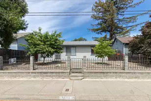 708 SW Bridge St, Grants Pass, OR 97526 - Photo 3