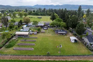 895 Casino Rd, Medford, OR 97501 - Photo 3