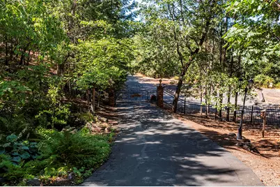 855 Wells Fargo Loop, Jacksonville, OR 97530 - Photo 7