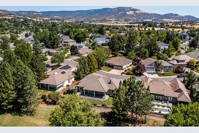 250 Briarwood Lane, Medford, OR 97504 - Photo 17