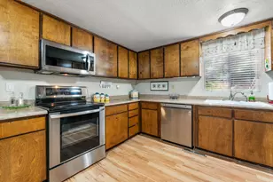 416 NW Pleasant View Dr, Grants Pass, OR 97526 - Photo 9