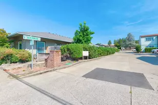 425 NE Silverwood Pl, Grants Pass, OR 97526 - Photo 3