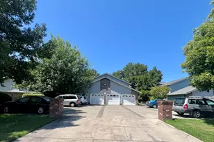 571 Briarwood Dr, Central Point, OR 97502 - Photo 1