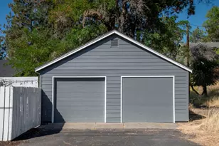 202 NW Thurston Ave, Bend, OR 97703 - Photo 9