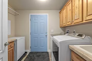 795 Bentley Dr, Grants Pass, OR 97526 - Photo 29