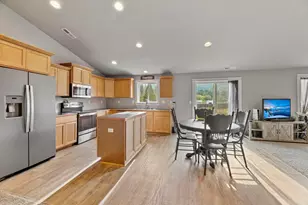 585 E Forks Cir, Cave Junction, OR 97523 - Photo 11