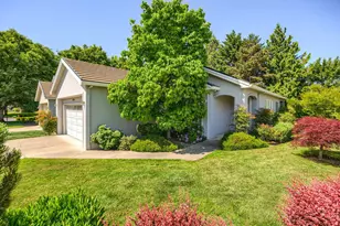 606 Summerwood Dr, Medford, OR 97504 - Photo 3