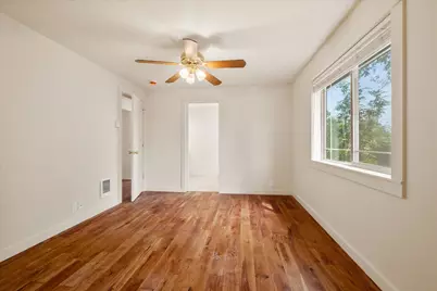 528 SE Cascade Avenue, Redmond, OR 97756 - Photo 11