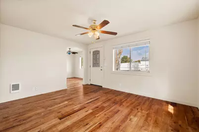 528 SE Cascade Avenue, Redmond, OR 97756 - Photo 3