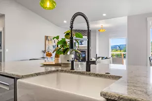 625 NW Crater Lk Dr, Dallas, OR 97338 - Photo 9