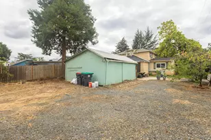 854 W 2nd St, Medford, OR 97501 - Photo 37