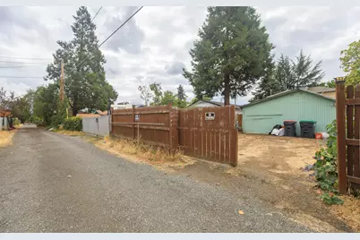 854 W 2nd Street, Medford, OR 97501 - Photo 39