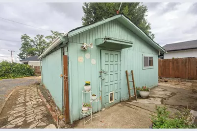 854 W 2nd Street, Medford, OR 97501 - Photo 33