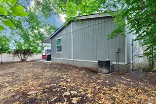 633 E Archwood Dr, Eagle Point, OR 97524 - Photo 3