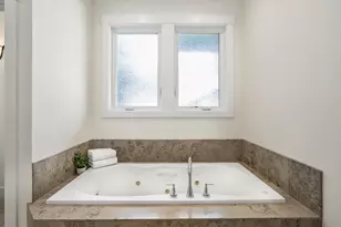 3160 N W Colonial Dr, Bend, OR 97703 - Photo 29