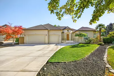 24 Blackstone Court, Eagle Point, OR 97524 - Photo 1