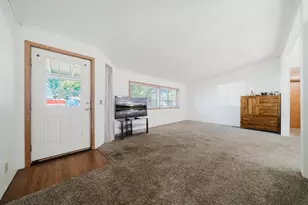 246 SE 6th St, Redmond, OR 97756 - Photo 5