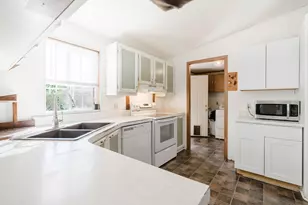 246 SE 6th St, Redmond, OR 97756 - Photo 9