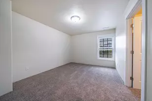 3860 Creek View Dr, Medford, OR 97504 - Photo 35