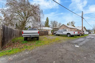 409 SE J Street, Grants Pass, OR 97526 - Photo 25
