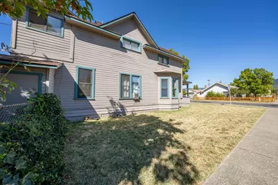 303 SW I Street, Grants Pass, OR 97526 - Photo 5