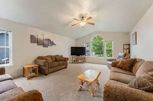 213 Kroner Dr, Grants Pass, OR 97527 - Photo 3