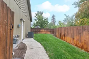 1901 SW G St, Grants Pass, OR 97526 - Photo 17