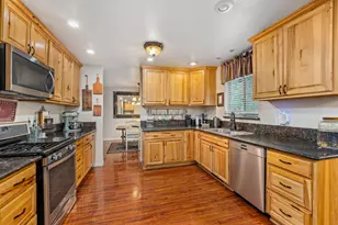 310 Surrey Dr, Grants Pass, OR 97526 - Photo 11