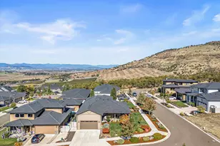 1835 Plateau Dr, Medford, OR 97504 - Photo 13