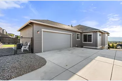 523 W La Strada Circle, Medford, OR 97504 - Photo 13