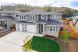 1226 Stonegate Dr, Eagle Point, OR 97524 - Photo 3