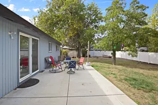 990 Janes Rd, Medford, OR 97501 - Photo 21