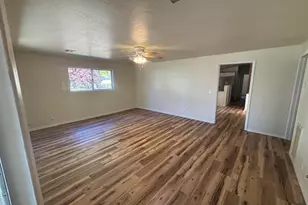 124 Paxon Ave, Eagle Point, OR 97524 - Photo 3