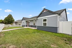 628 Barton Rd, Eagle Point, OR 97524 - Photo 5