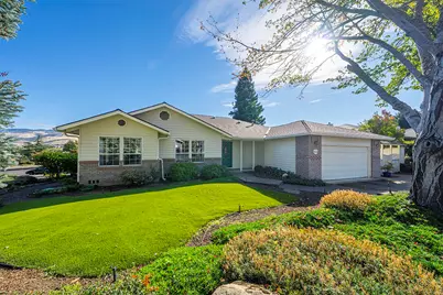 938 Cypress Point Loop, Ashland, OR 97520 - Photo 1