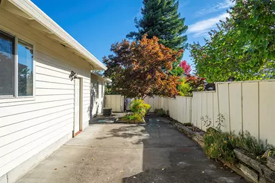 938 Cypress Point Loop, Ashland, OR 97520 - Photo 9