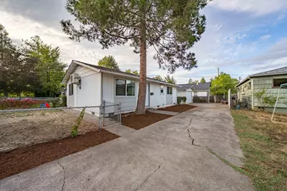 1036 W 12th Street, Medford, OR 97501 - Photo 9