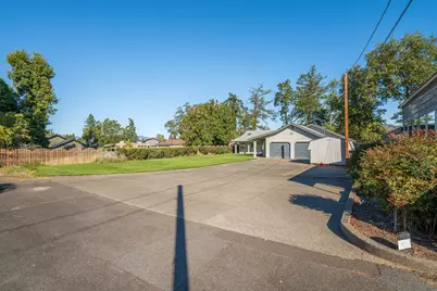 1320 Redwood Circle, Grants Pass, OR 97527 - Photo 43