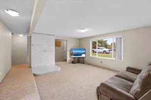 920 N 10th St, Central Point, OR 97502 - Photo 5