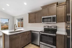 3246 NW 9th St, Redmond, OR 97756 - Photo 5