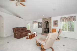 225 Lee Joy Dr, Grants Pass, OR 97526 - Photo 9