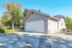 2203 NW Juliet Ln, Grants Pass, OR 97526 - Photo 3