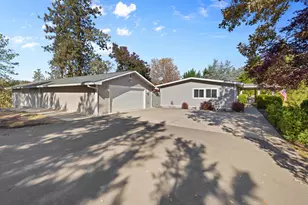 395 Robleda Dr, Central Point, OR 97502 - Photo 1