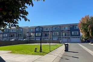 341 Englemann Ln, Medford, OR 97501 - Photo 3